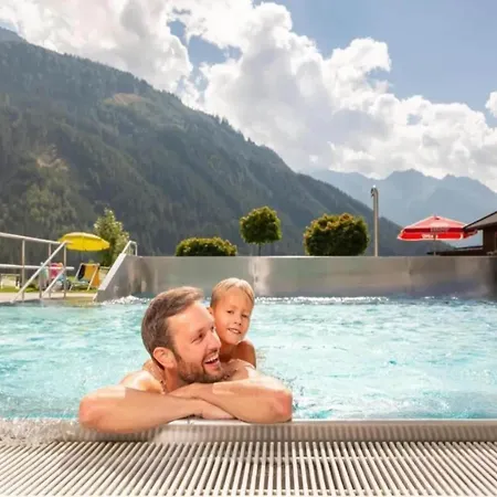 Authentic Mountain Retreat For 12 *