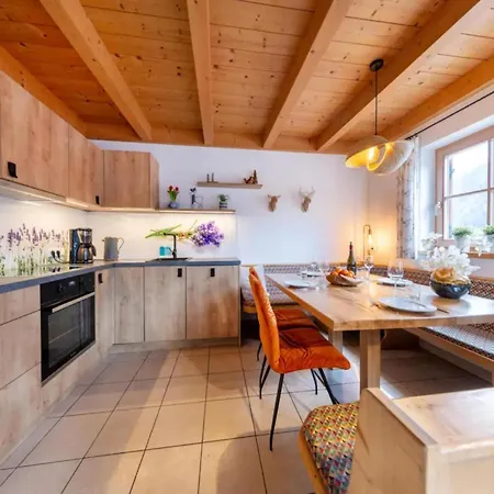 Authentic Mountain Retreat For 12 Vakantiehuis Wald im Pinzgau