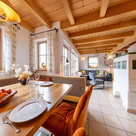 Authentic Mountain Retreat For 12 *