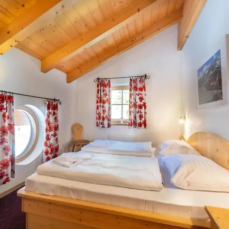Authentic Mountain Retreat For 12 Vakantiehuis