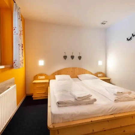 Authentic Mountain Retreat For 12